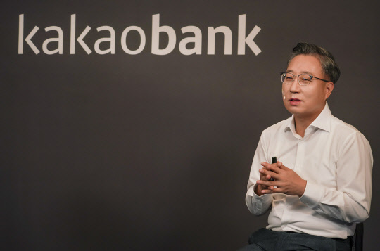 카카오뱅크 윤호영 대표이사가 20일 오전 서울 여의도 콘래드 호텔에서 열린 IPO 프레스톡에서 상장 계획을 밝히고 있다. (카카오뱅크 제공)